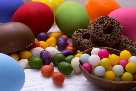 复活节彩蛋糖果和巧克力蛋