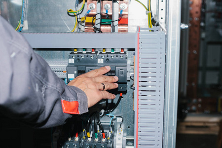 电工专科检查低压柜设备图片