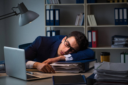 晚上下班人小区图片