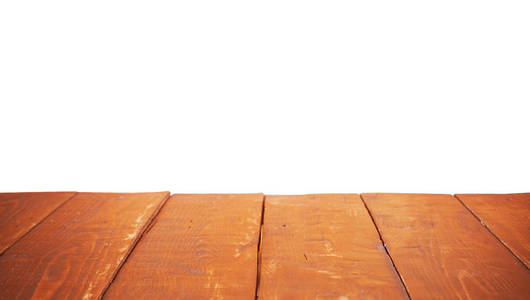 白色背景上隔离的空木桌面。 用于展示或蒙太奇您的产品广告。