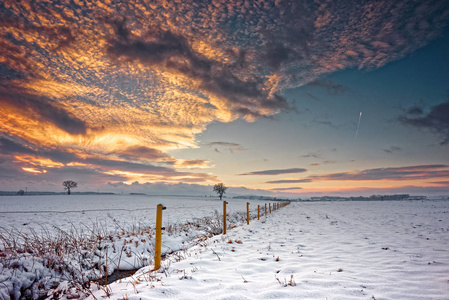 黄昏日落下的冬日风景图片