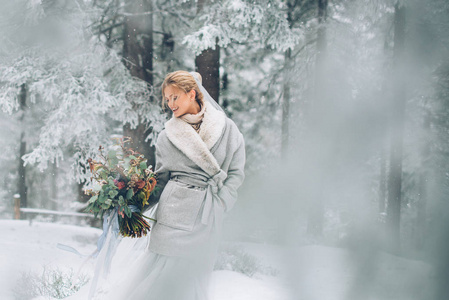 年轻漂亮的女孩等待她的情人在山的中间覆盖着积雪