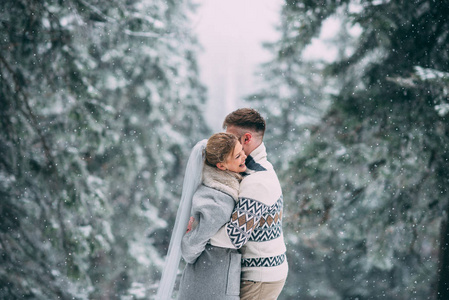 幸福的男人和女人在冬季室外的照片