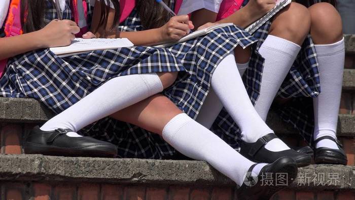 穿裙子和白袜子的学童