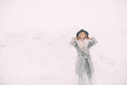 美丽的冬天的白雪皑皑的冬天的景色的年轻女子的画像