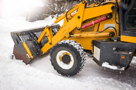 拖拉机清扫街道上的积雪