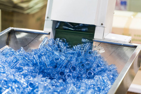 高科技塑料杯制造工业照片