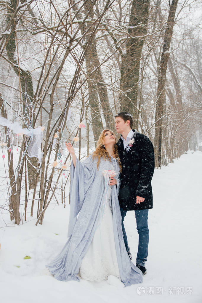 下雪中的情侣图片唯美图片