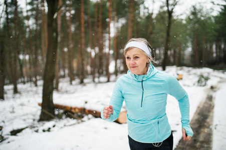 冬季自然运动高级女子慢跑