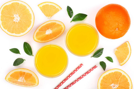 橙汁玻璃与柑橘和绿叶片的白色背景, 顶部视图隔离。平躺花纹