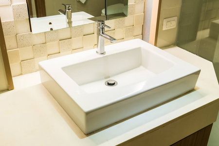 卫生间的白色水槽和水龙头装饰照片