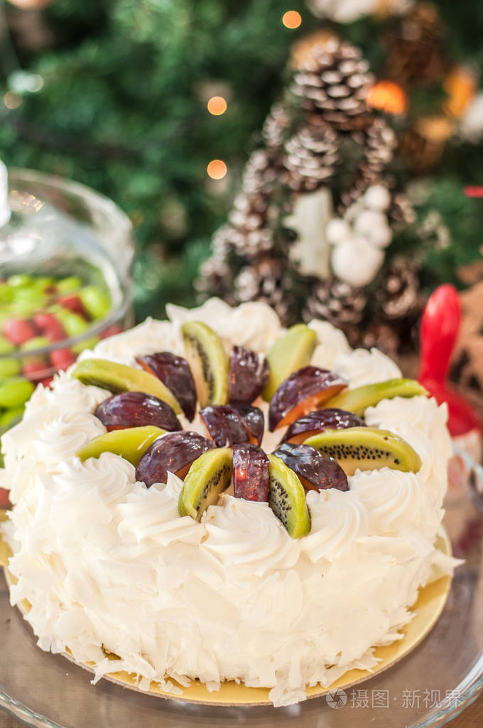 白色巧克力蛋糕奶油和水果在顶部