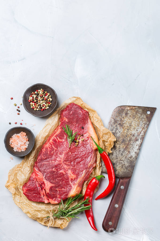 生牛排配香料准备做饭晚餐