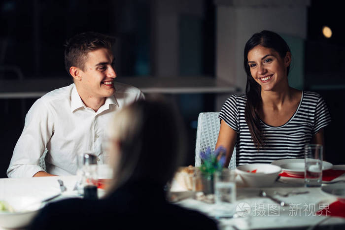 两次约会.有魅力的人晚上出去,在酒店吃饭.