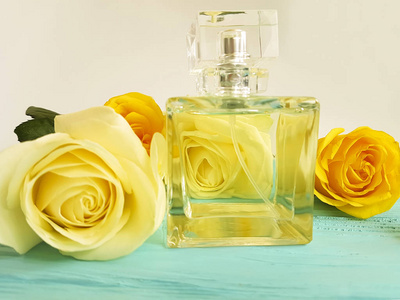 木制的黄色玫瑰香水瓶