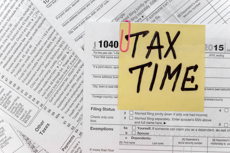 税时间写在黄色贴纸笔记与回形针税