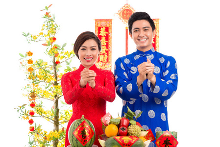 喜气洋洋的亚洲情侣用双手手势看着镜头祝贺农历新年