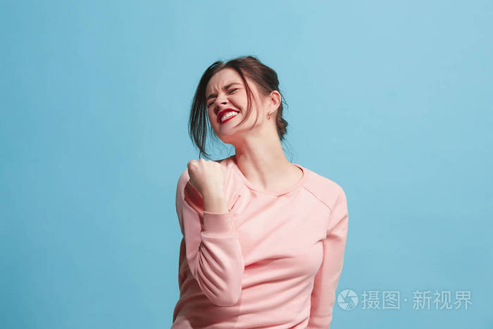 赢得成功的女人快乐的狂喜庆祝成为赢家。女性模型的动态能量图像