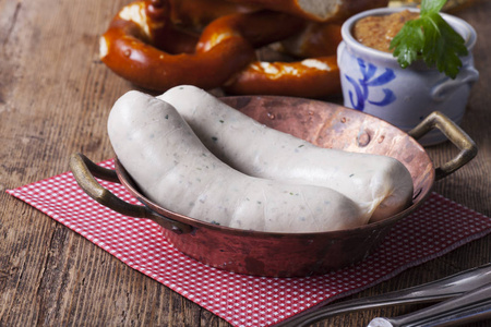 肉免费香肠木桌上白色巴伐利亚香肠的特写照片