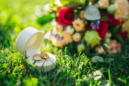 新娘的婚礼花束躺在草地上