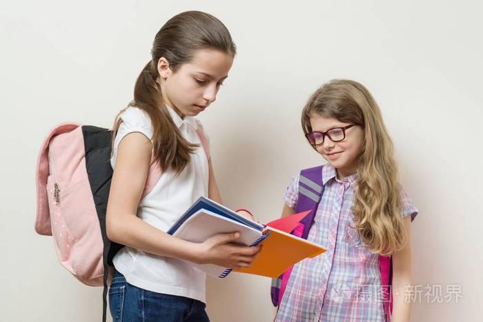 学校的孩子女朋友老女孩显示年轻的笔记本