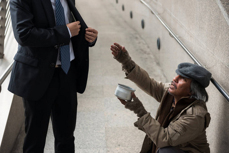 老乞丐或无家可归者要钱照片