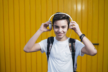戴耳机微笑的青少年肖像