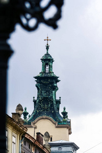 特写老深绿色天主教教堂钟楼