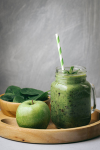 健康的早餐, 绿色的冰沙在一个玻璃罐子和一些配料菠菜和苹果。超级食品, 排毒食品