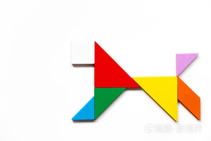 彩色木七巧板在白色背景下的狗形拼图