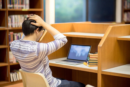 小亚细亚大学生在图书馆中的压力感