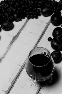 葡萄和葡萄酒的一张小木桌