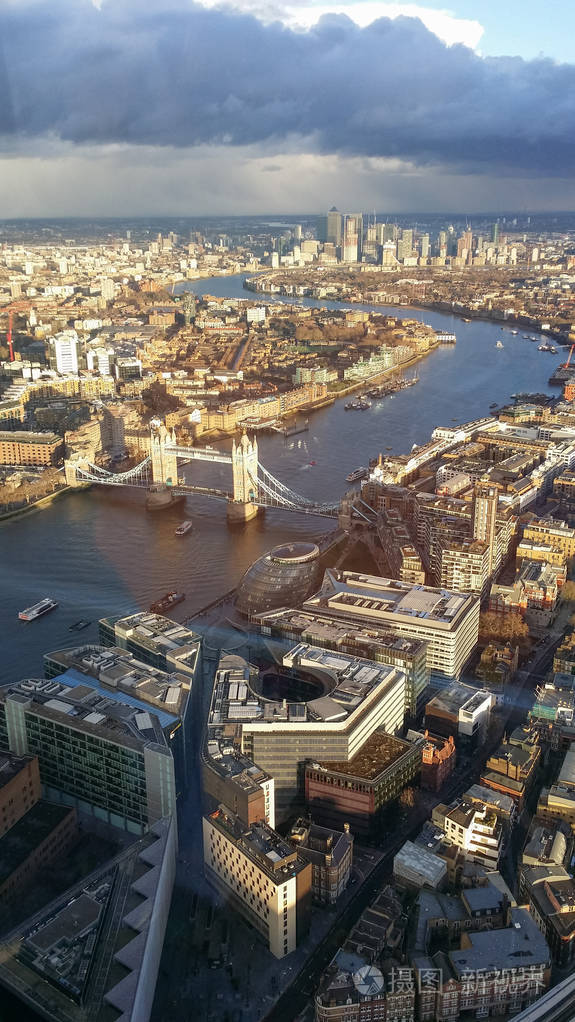 英国伦敦城市鸟瞰泰晤士河塔桥和金丝雀码头