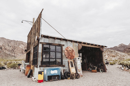 现代加油站泵老旧肮脏的加油站废弃加油站附近废弃的老式生锈汽车卡车
