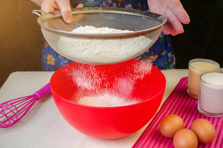 烹调海绵蛋糕用的烘焙配料和餐具。过程