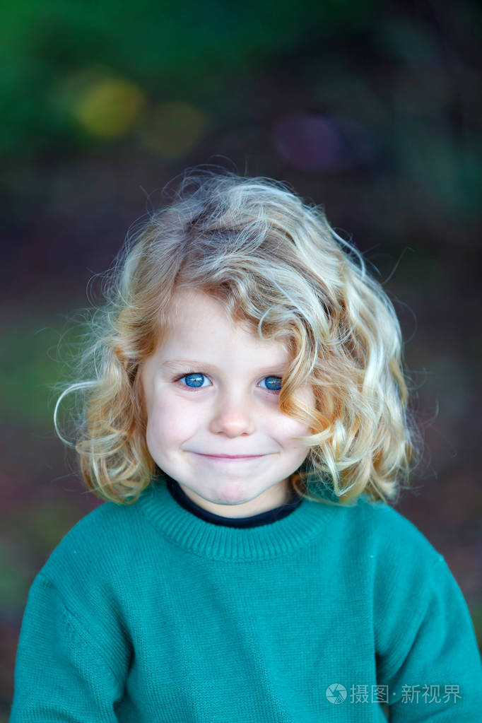 留着金色长发的快乐小孩的肖像