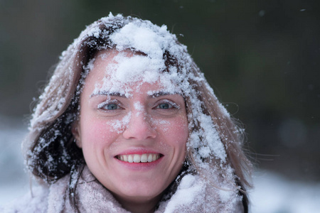 一个年轻美丽的女孩在户外的肖像，冬天的脸在雪地里