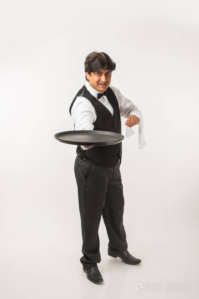 亚洲印度侍者或酒保在白色背景下被隔离
