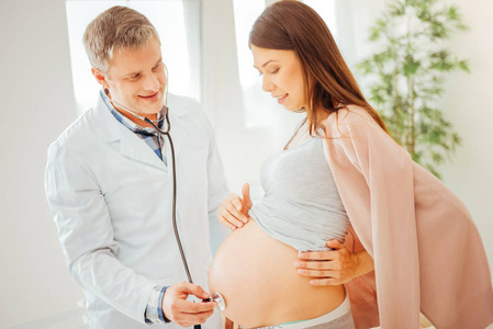 有调查和看胃的快乐的怀孕妇女