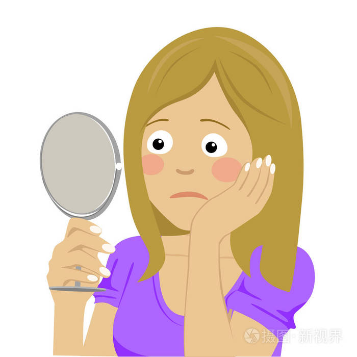 不高兴和不满的年轻女子看着她的皮肤在镜子里