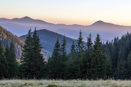 山上令人惊叹的柔和日落。Cerpathian 山峰和