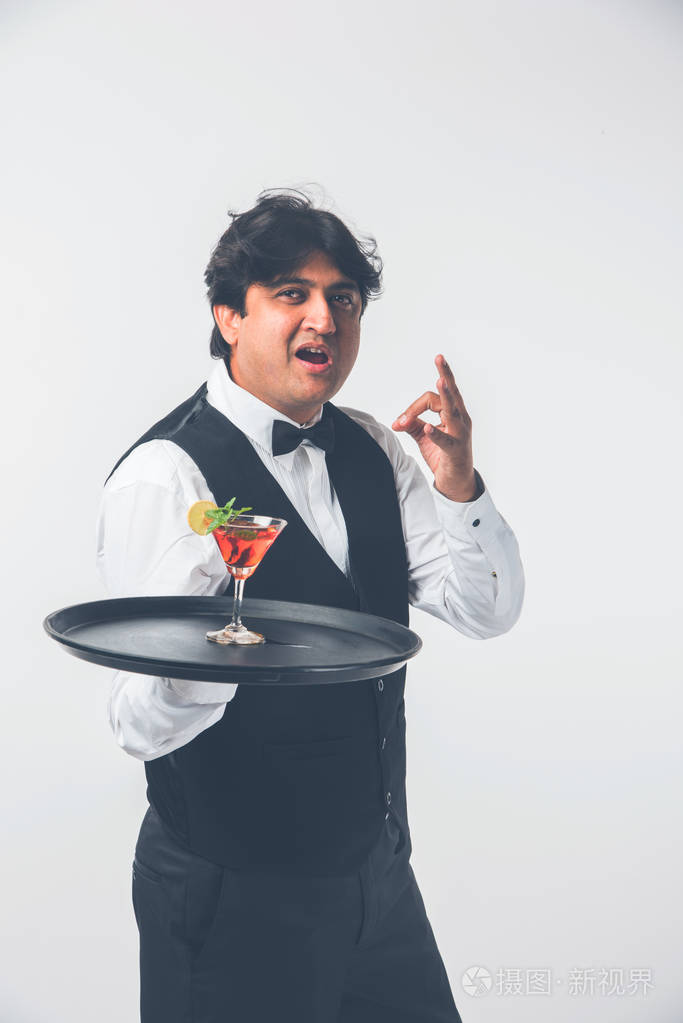 亚洲印度侍者或酒保在白色背景下被隔离