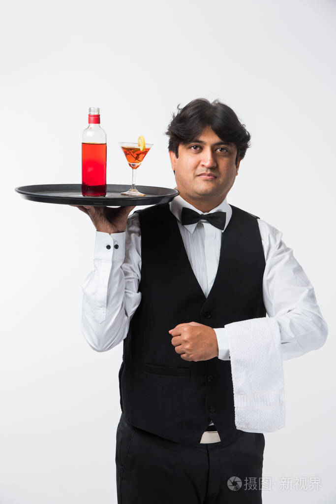 亚洲印度侍者或酒保在白色背景下被隔离