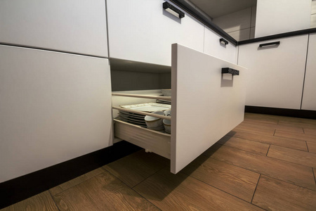 打开厨房抽屉内板, 一个智能的厨房存储和组织解决方案