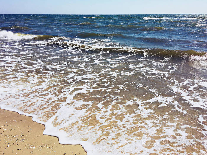 沙岸上和波的里海的海景