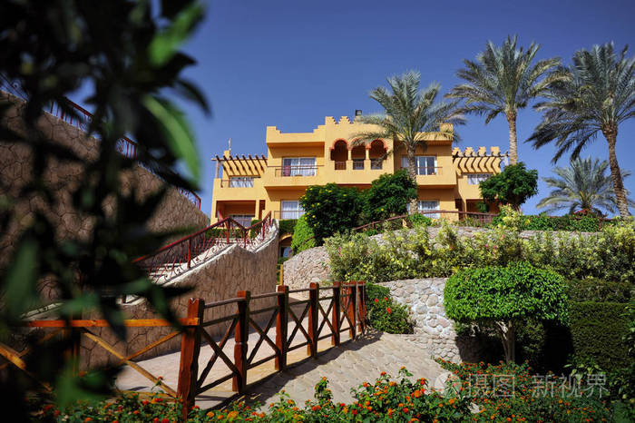 美丽的花园在酒店的度假胜地和建设传统的阿拉伯风格.埃及度假村建筑