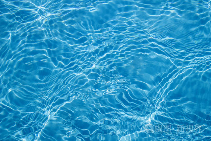 蓝色游泳池里干净的水的背景
