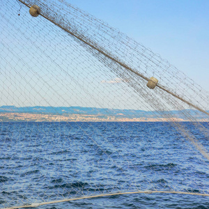 克罗地亚亚得里亚海，在里耶卡海岸，渔网在前景