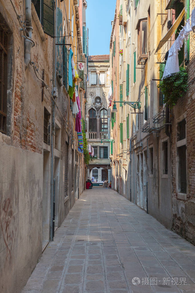 意大利威尼斯的许多街道之一