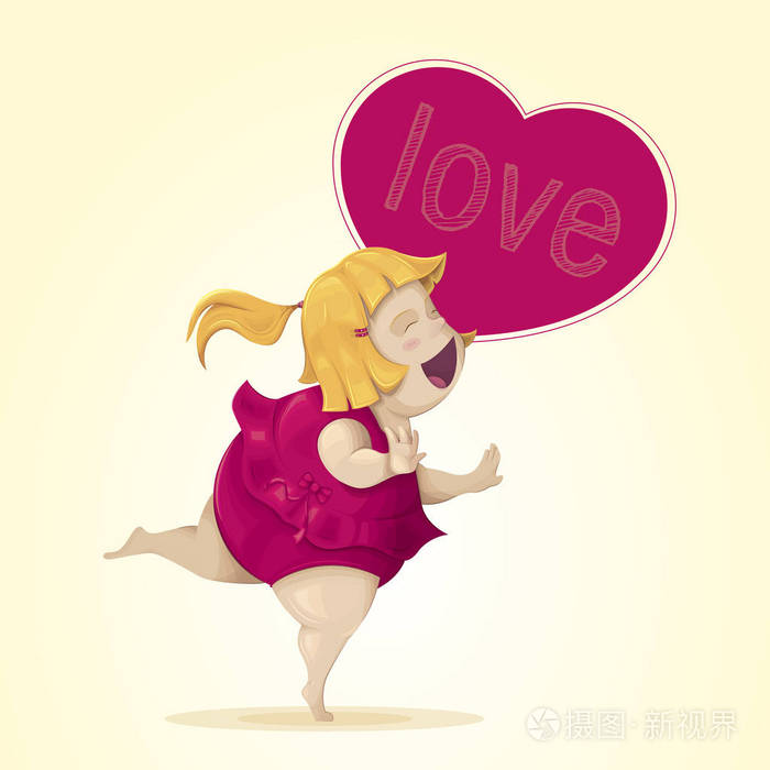 胖女人非常高兴,爱上了金发,在海滩上享受假期,穿着紫红色的浴衣,在